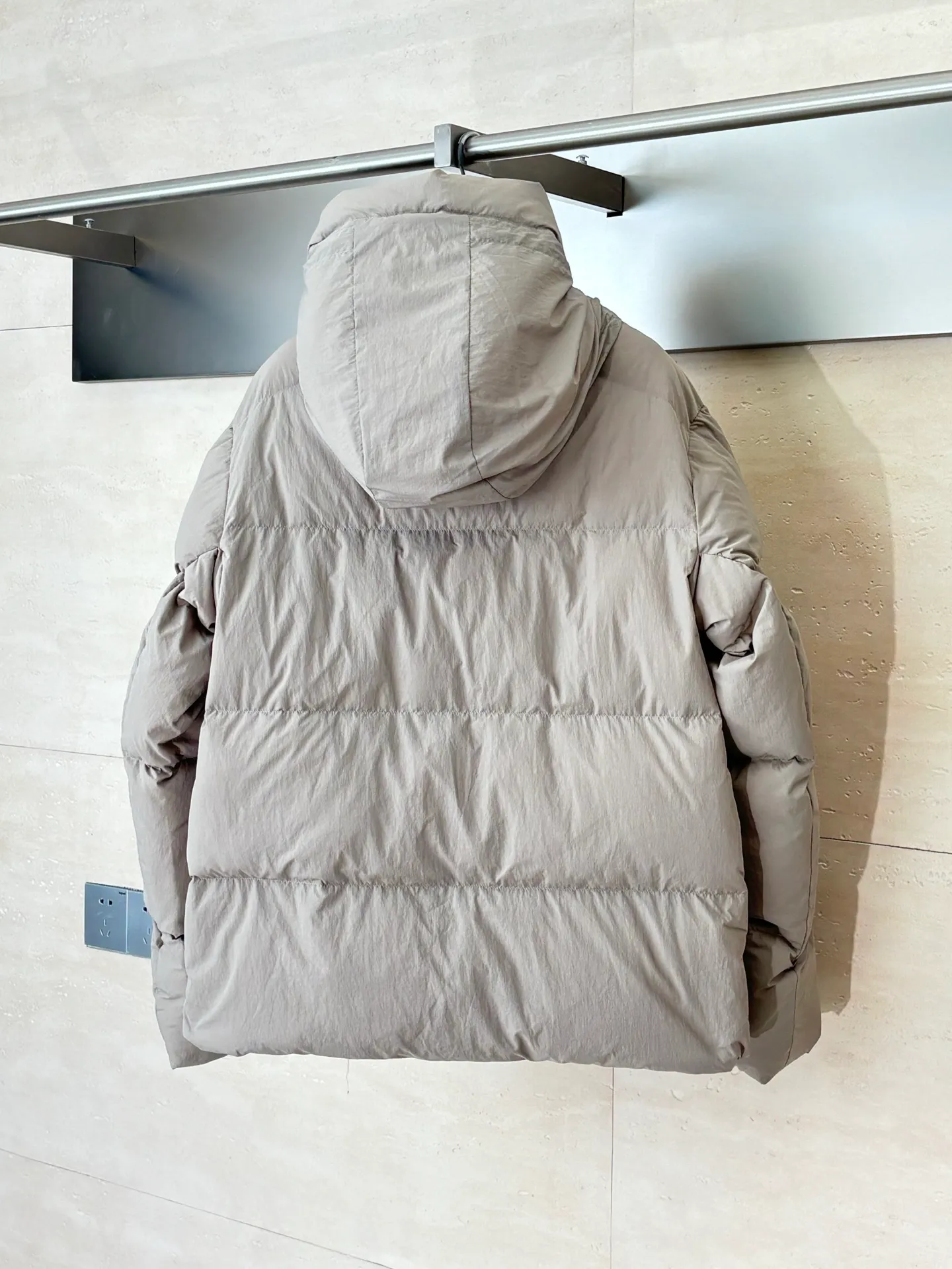 P1010 Canada Goos*/Big Goose Rubber Label Matte Down Jacket The fabric is made of high-quality protective nylon fabric, 90 national standard high-quality white duck down: selected high-fill power velvet, light and warm, with excellent temperature locking performance and good resilience. Three-dimensional quilting technology and precision thread reinforcement prevent lint from being drilled and ensure that the fluffy and resilient elasticity lasts like new.  Size：S/M/L/XL